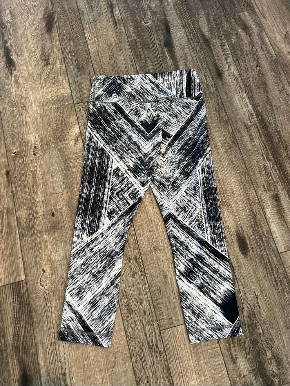 Lululemon Wunder Under Crop II in the striking black-and-white Heat Wave print